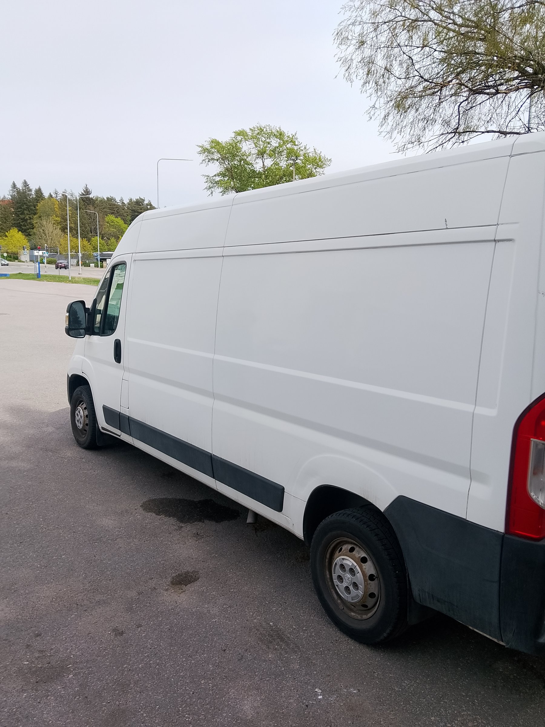 Kapun Matkojen oma valkoinen pakettiauto